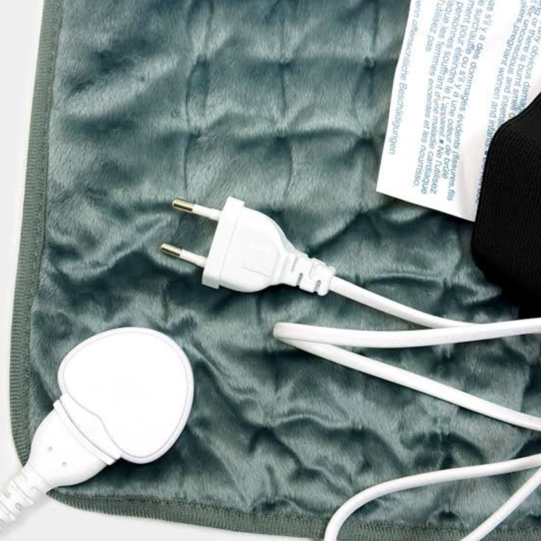 Believia HP-01 heating pad with adjustable temperature and timer settings